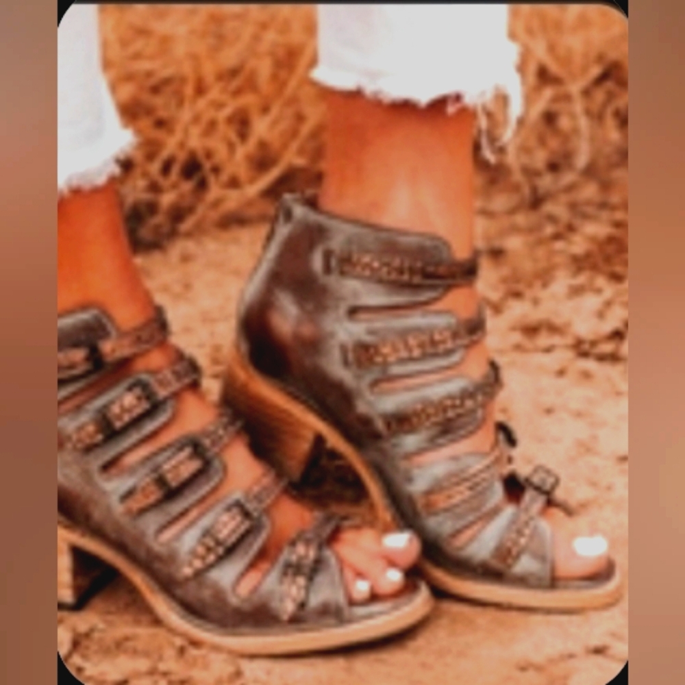 Freebird Quinn sandals in the Patina Multi color Size 7